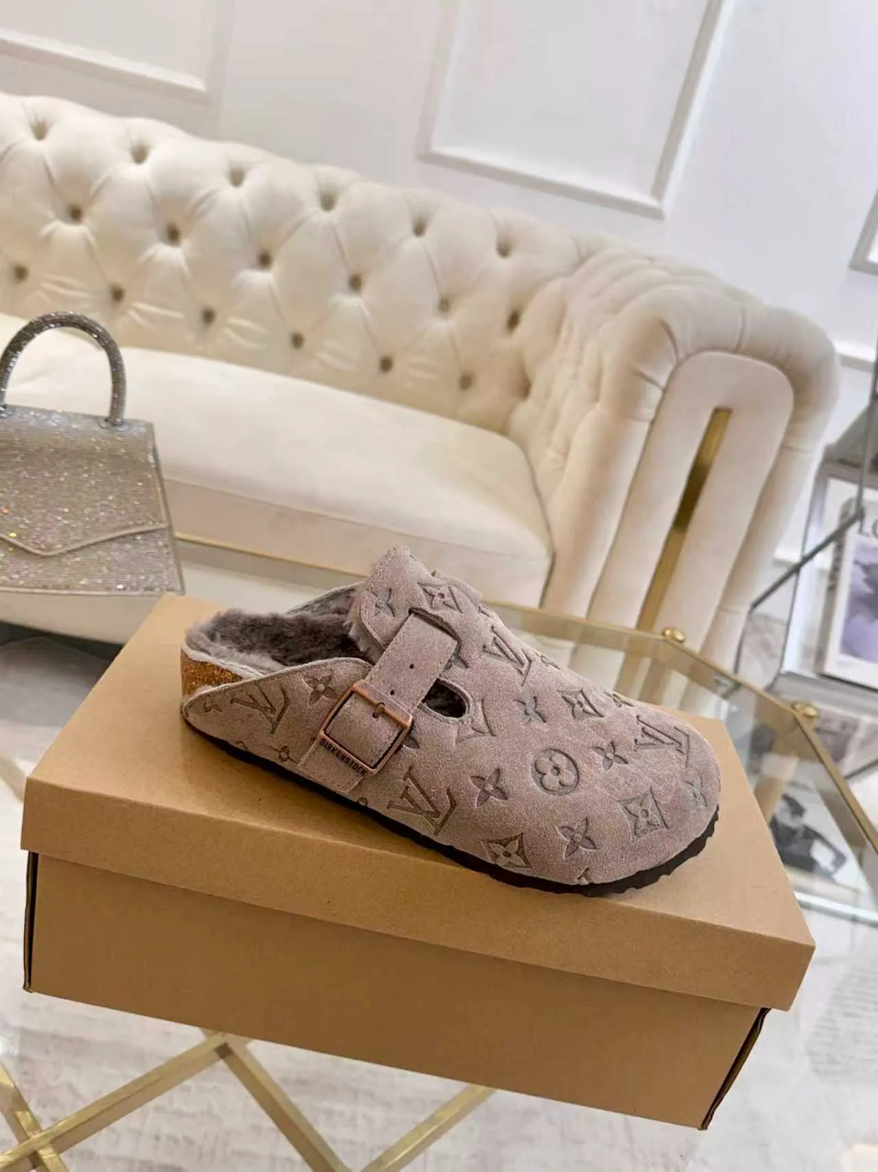 p600 ✨ LV wool slippers for couples｜Even the toes exude a sense of luxury ✨ We have achieved the ultimate restoration of the "high version" of this pair of LV classic Birkenstock slippers, with the mark of luxury in every detail. 👫 ▫️ Original jacquard with delicate cowhide leather, retro texture is at your fingertips; ▫️ 100% pure wool lining, wearing barefoot is like stepping on clouds, skin-friendly, breathable and not sweaty; ▫️ Three-dimensional toe cap + non-slip rubber sole, safe and secure when walking in the wind.  The belt buckle and presbyopia elements are embellished, revealing the aura of a big-name brand in a low-key manner. Whether it is on a date or out on the street, every step is like walking in the middle of a show.  Pair it with jeans for a lazy and casual look; with a coat and skirt, it will look elegant. With one pair of shoes, you can easily switch between multiple styles, and you never have to be deliberate about the sense of luxury.  #LVcouples #high-endwear #lightluxurylife #quality recommendation Fabric: classic presbyopia/imported sheepskin/classic jacquard fabric Lining: imported wool lining Sole: original rubber sole Size: Female 35-41 Male 38-46
